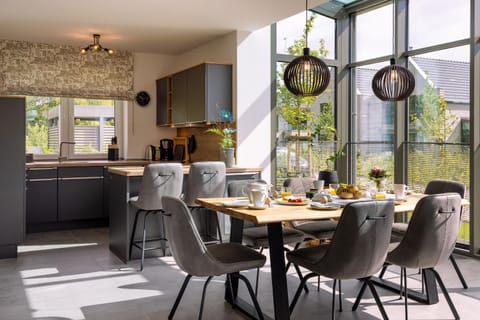 Kitchen or kitchenette, Dining area