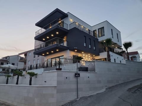 Luxury Villa Adriatica-*Heated Pool-Sauna-Jacuzzi* Villa in Okrug Gornji