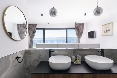 Luxury Villa Adriatica-*Heated Pool-Sauna-Jacuzzi* Villa in Okrug Gornji