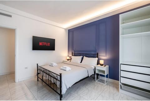 Bed, TV and multimedia, Photo of the whole room, Bedroom, towels, wardrobe