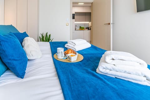 Bed, TV and multimedia, Kitchen or kitchenette, Bedroom, towels