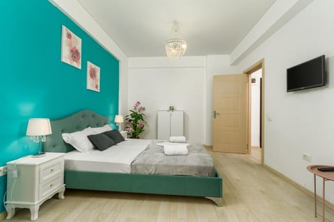 Bed, TV and multimedia, Photo of the whole room, Bedroom, towels