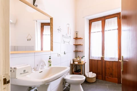 Toilet, Bathroom, towels