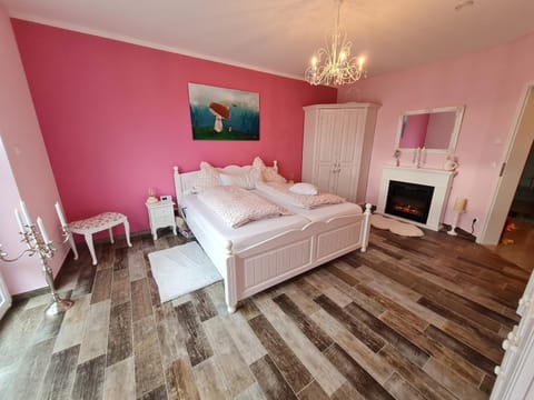 Bed, TV and multimedia, Photo of the whole room, Bedroom, flat iron