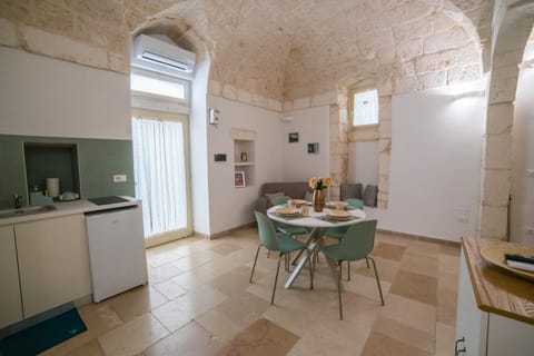 Kitchen or kitchenette, Living room, Seating area, Dining area, oven, stove
