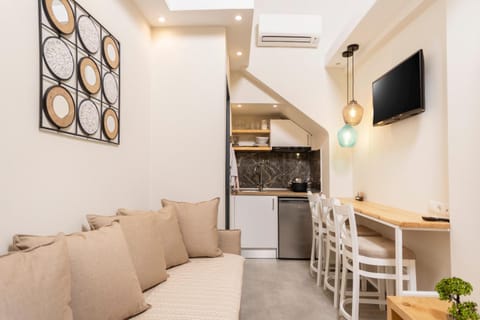 TV and multimedia, Kitchen or kitchenette, Living room, Seating area, Dining area, stove, air conditioner