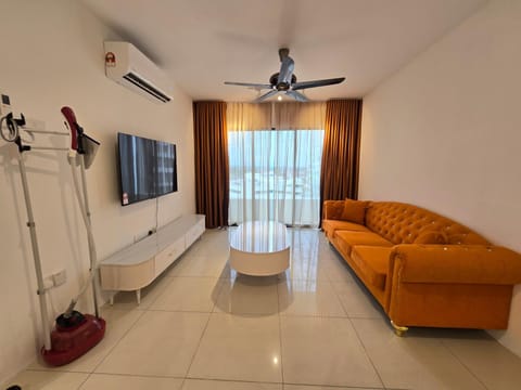 Communal lounge/ TV room, TV and multimedia, Living room, Seating area, Evening entertainment, fireplace, air conditioner