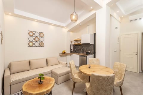 Kitchen or kitchenette, Living room, Seating area, Dining area