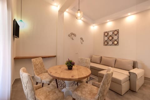 TV and multimedia, Seating area, Dining area