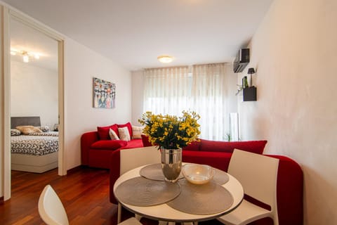 Bed, Living room, Photo of the whole room, Seating area, Dining area