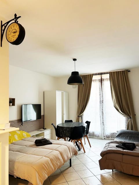 Bed, TV and multimedia, Living room, Photo of the whole room, Seating area, Bedroom