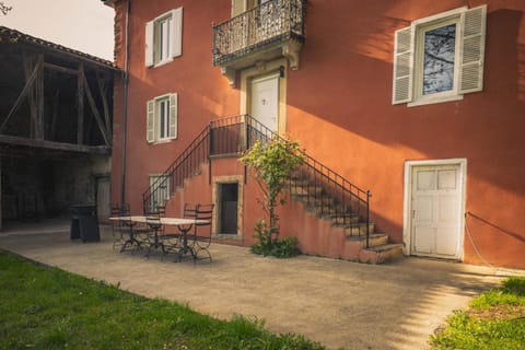 Property building, Day, Balcony/Terrace