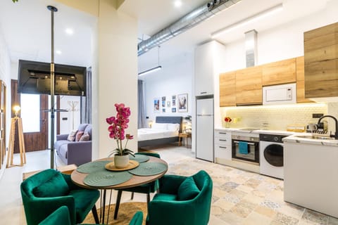 Coffee/tea facilities, Kitchen or kitchenette, Living room, Seating area, Dining area, pet friendly, stove, washing machine