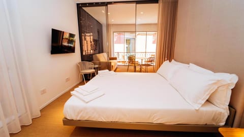 Bed, TV and multimedia, Living room, Photo of the whole room, Seating area, Bedroom