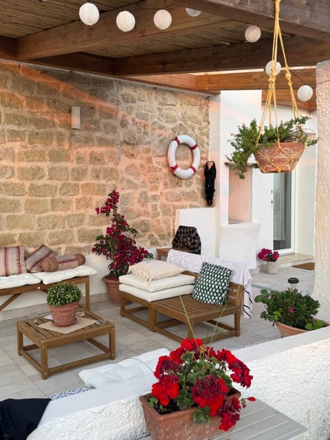 Property building, Balcony/Terrace, Balcony/Terrace, Living room, Seating area, Dining area