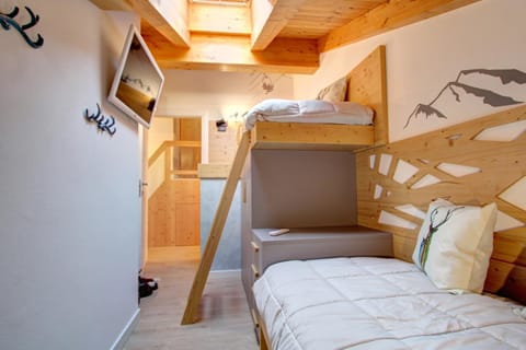 TV and multimedia, Photo of the whole room, Bedroom, bunk bed, wardrobe