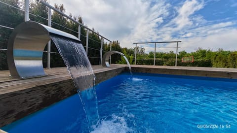 Day, Pool view