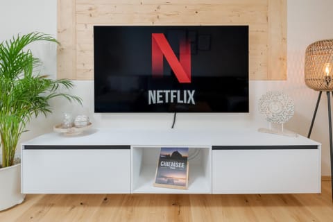 TV and multimedia, Living room, Evening entertainment