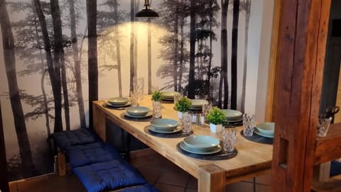 Coffee/tea facilities, Living room, Decorative detail, Dining area, Food
