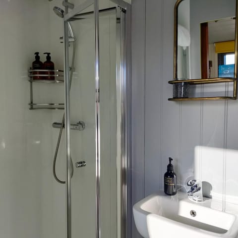 Dingle Way Glamping DANÚ Annascaul Campground/ 
RV Resort in County Kerry