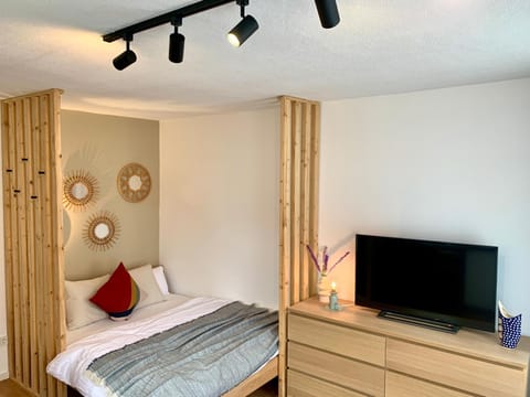 Bed, TV and multimedia, Bedroom