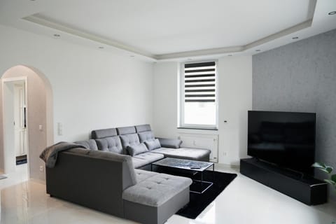 Communal lounge/ TV room, TV and multimedia, Living room, Seating area, Evening entertainment