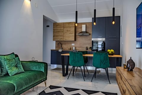 Kitchen or kitchenette, Living room, Seating area, Dining area, minibar
