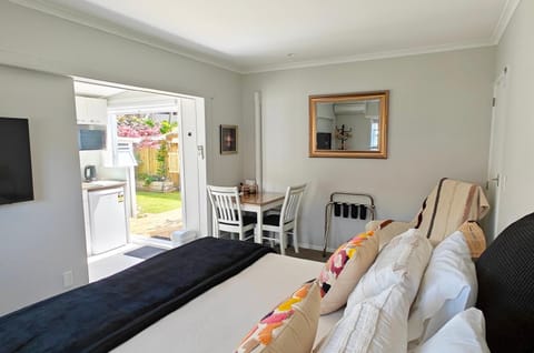 Bed, Photo of the whole room, Dining area