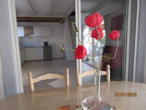 Kitchen or kitchenette, Dining area, stove