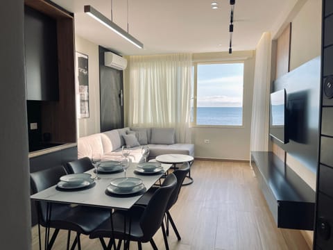 Communal lounge/ TV room, TV and multimedia, Living room, Photo of the whole room, Seating area, Dining area, Evening entertainment