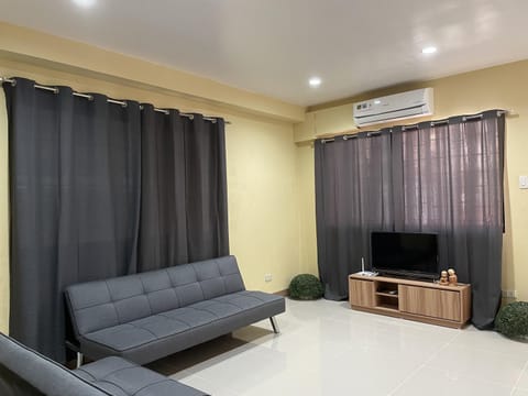 TV and multimedia, Living room, Seating area, air conditioner