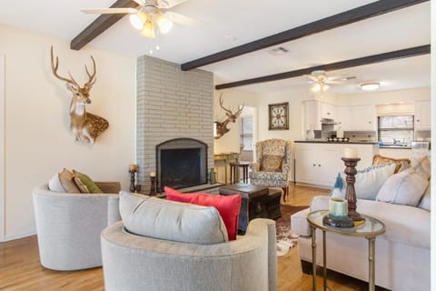 Indian Springs Lakehouse Bed and Breakfast in Bandera