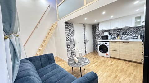 Kitchen or kitchenette, Seating area, washing machine