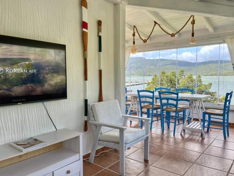 Library, TV and multimedia, Living room, Decorative detail, Entertainment, Dinner, internet