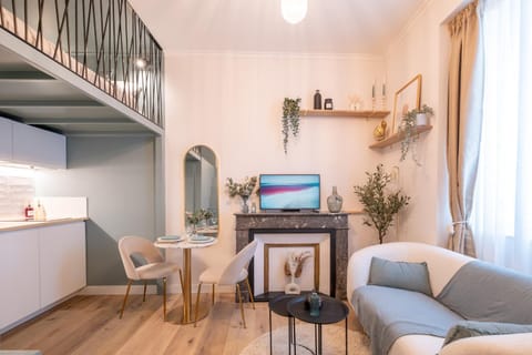 TV and multimedia, Kitchen or kitchenette, Living room, Seating area, hair dresser