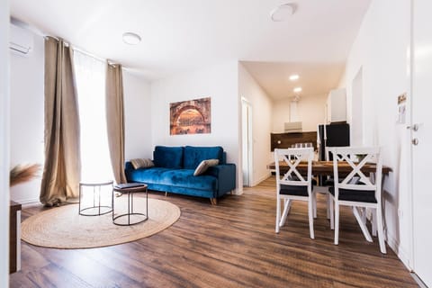 TV and multimedia, Kitchen or kitchenette, Living room, Seating area, Dining area