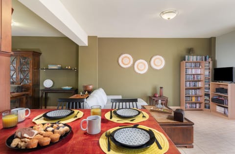TV and multimedia, Living room, Seating area, Dining area