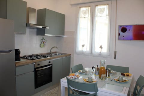 Kitchen or kitchenette, Dining area, pet friendly