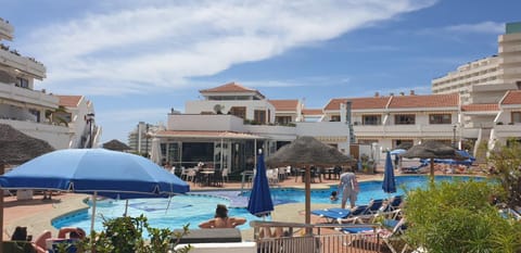 Pool view, Swimming pool, sunbed
