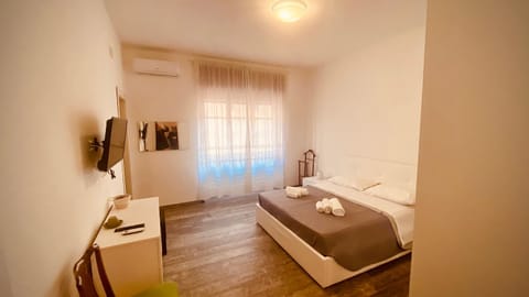 Bed, Massage, Photo of the whole room, Bedroom, air conditioner