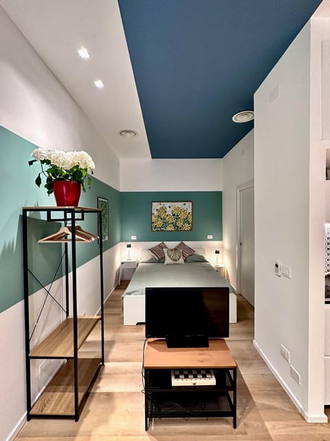 Bed, TV and multimedia, Bedroom