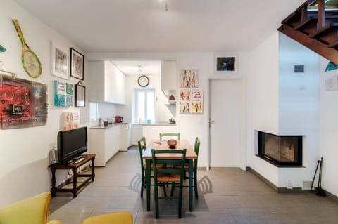 TV and multimedia, Seating area, Dining area