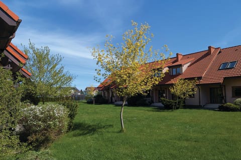 Property building, Garden, Balcony/Terrace