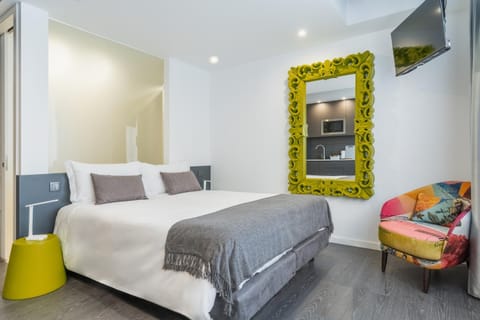Bed, TV and multimedia, Photo of the whole room, Bedroom