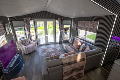 Tattershall VIP Retreat - Hot tub, stunning lakeside views, newly refurbished to an amazing 5 star standard Campground/ 
RV Resort in Tattershall
