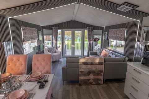 Tattershall VIP Retreat - Hot tub, stunning lakeside views, newly refurbished to an amazing 5 star standard Campground/ 
RV Resort in Tattershall