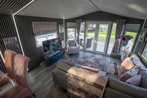 Tattershall VIP Retreat - Hot tub, stunning lakeside views, newly refurbished to an amazing 5 star standard Campground/ 
RV Resort in Tattershall