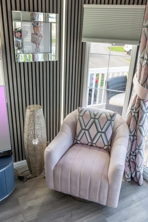 Tattershall VIP Retreat - Hot tub, stunning lakeside views, newly refurbished to an amazing 5 star standard Campground/ 
RV Resort in Tattershall