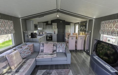 Tattershall VIP Retreat - Hot tub, stunning lakeside views, newly refurbished to an amazing 5 star standard Campground/ 
RV Resort in Tattershall
