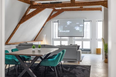 TV and multimedia, Living room, Seating area, Dining area